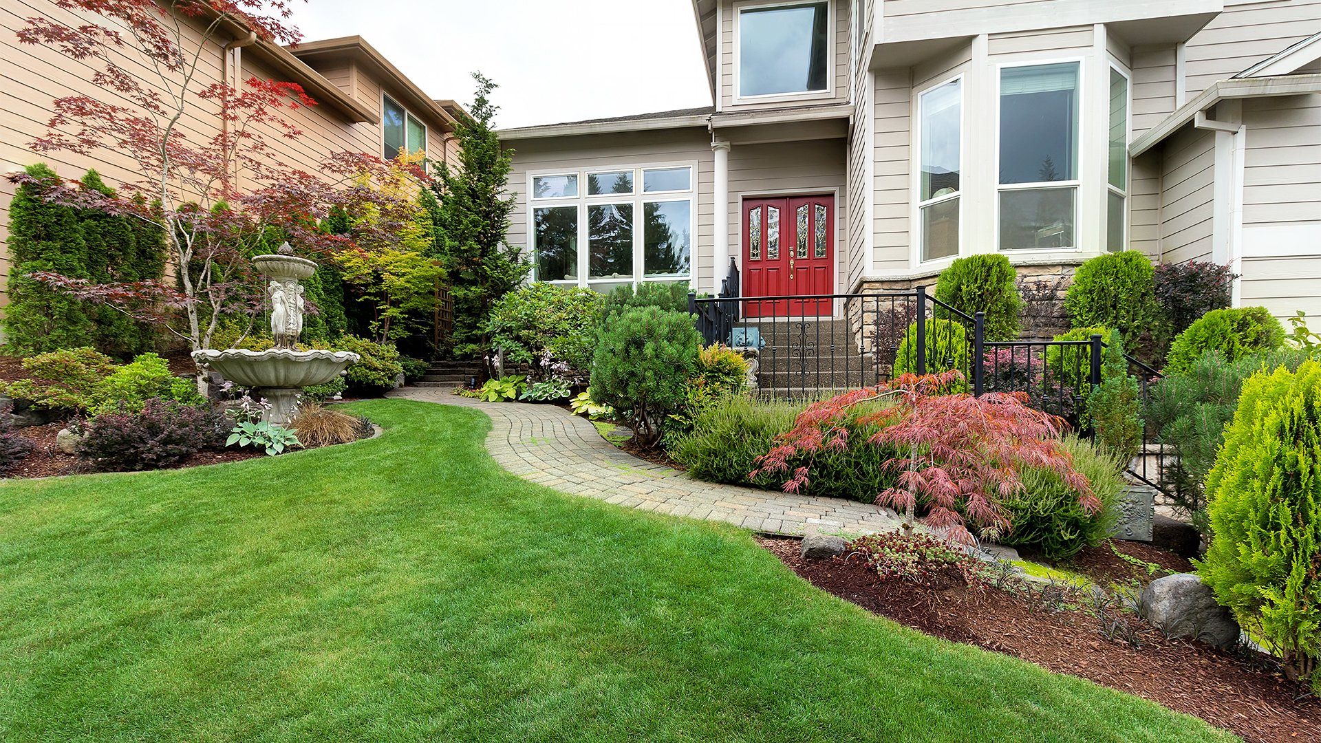 Green residential landscape in Felida